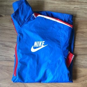 Men’s Nike windbreaker.